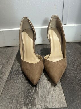 Wild Diva Pointed-Toe Suede Pumps in Taupe